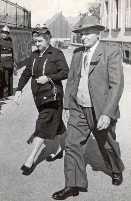 33 - M et Mme Lambert devant le presbyt&egrave;re