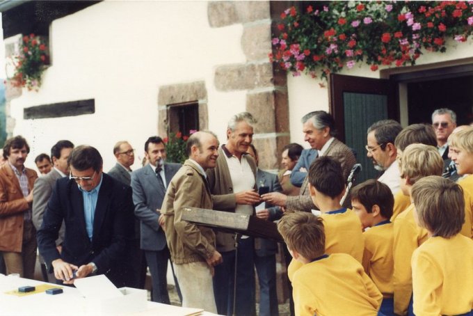16 - L'inauguration du Club House en ao&ucirc;t 1981 - Remise de m&eacute;daille