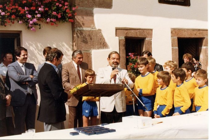 07 - L'inauguration du Club House en ao&ucirc;t 1981 - Remise de m&eacute;daille