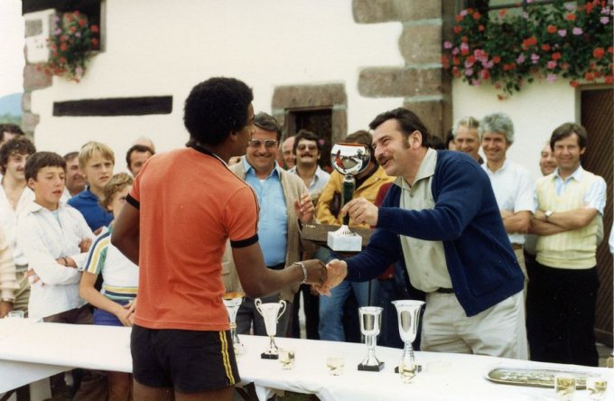 21 - L'inauguration du Club House en ao&ucirc;t 1981 - Remise de coupe