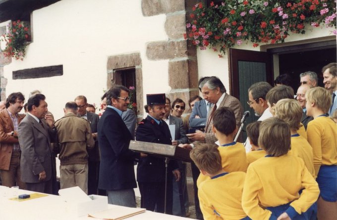 15 - L'inauguration du Club House en ao&ucirc;t 1981 - Remise de m&eacute;daille
