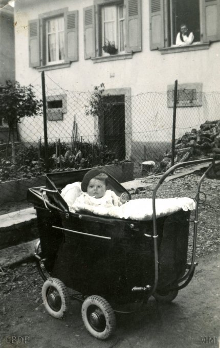 144 - Vogel Ren&eacute;e dans la poussette en 1934