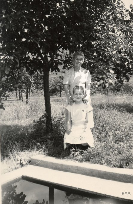 20 - Grand-m&egrave;re Renard et Monique, le 20 juillet 1955